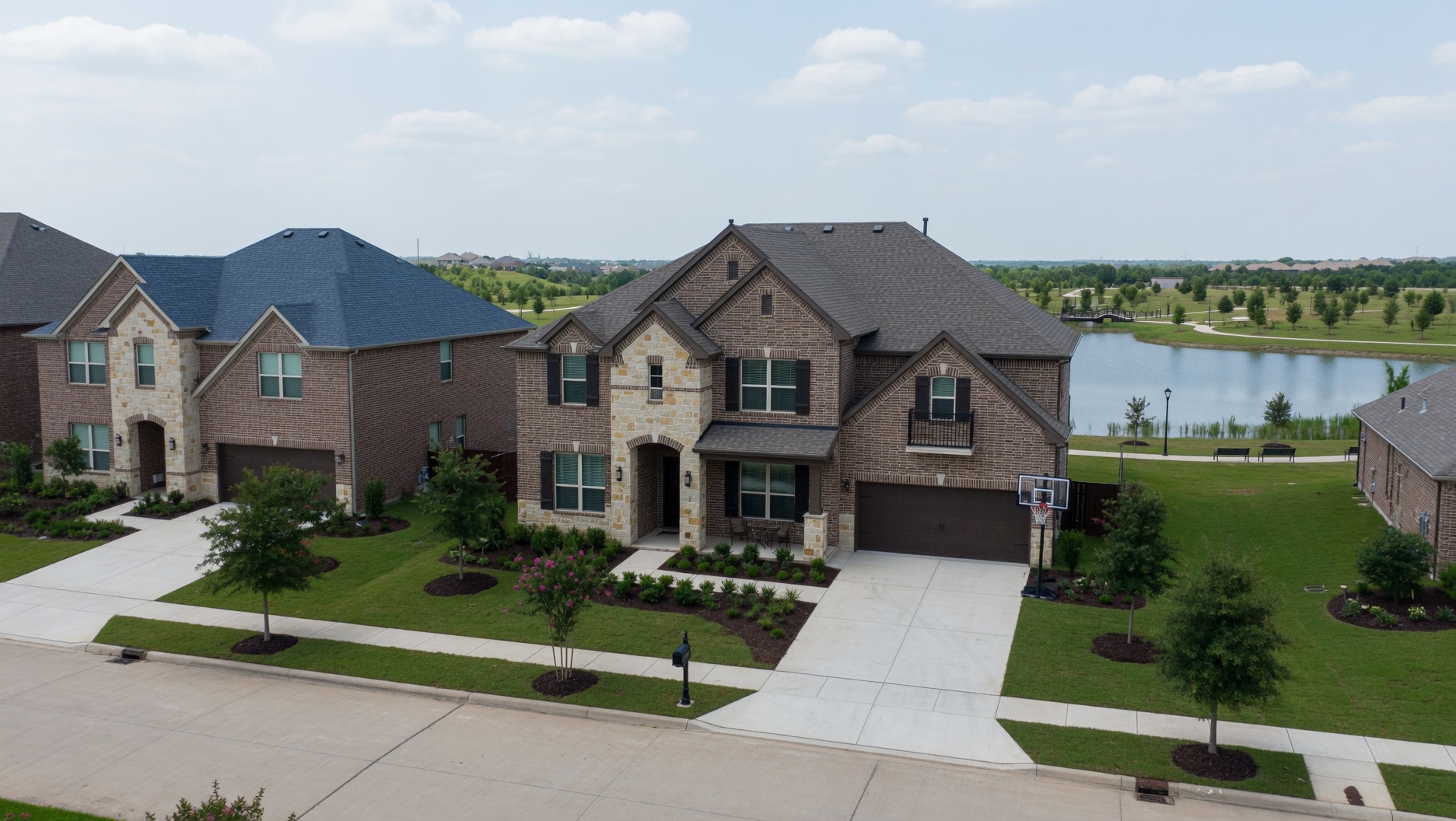 New construction homes in Riverstone Sugar Land Texas where buyers earn commission rebates